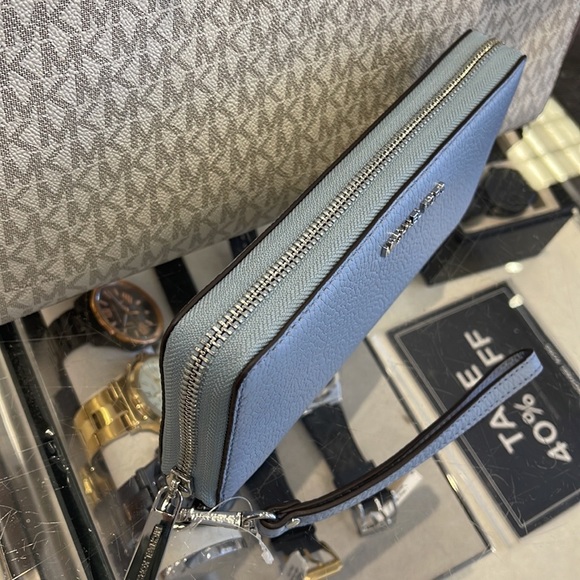 MICHAEL KORS
Leather Continental Wristlet Phone Case Wallet
Pale Blue
… - Picture 7 of 16